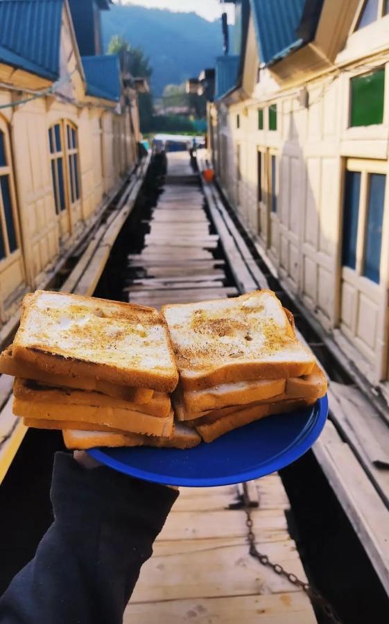 ホテル Lala Rukh Group Of Houseboats Srīnagar エクステリア 写真